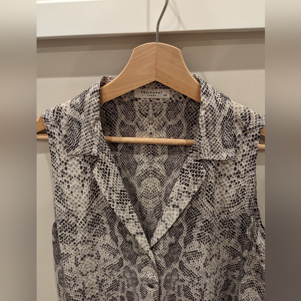 Equipment sleeveless top